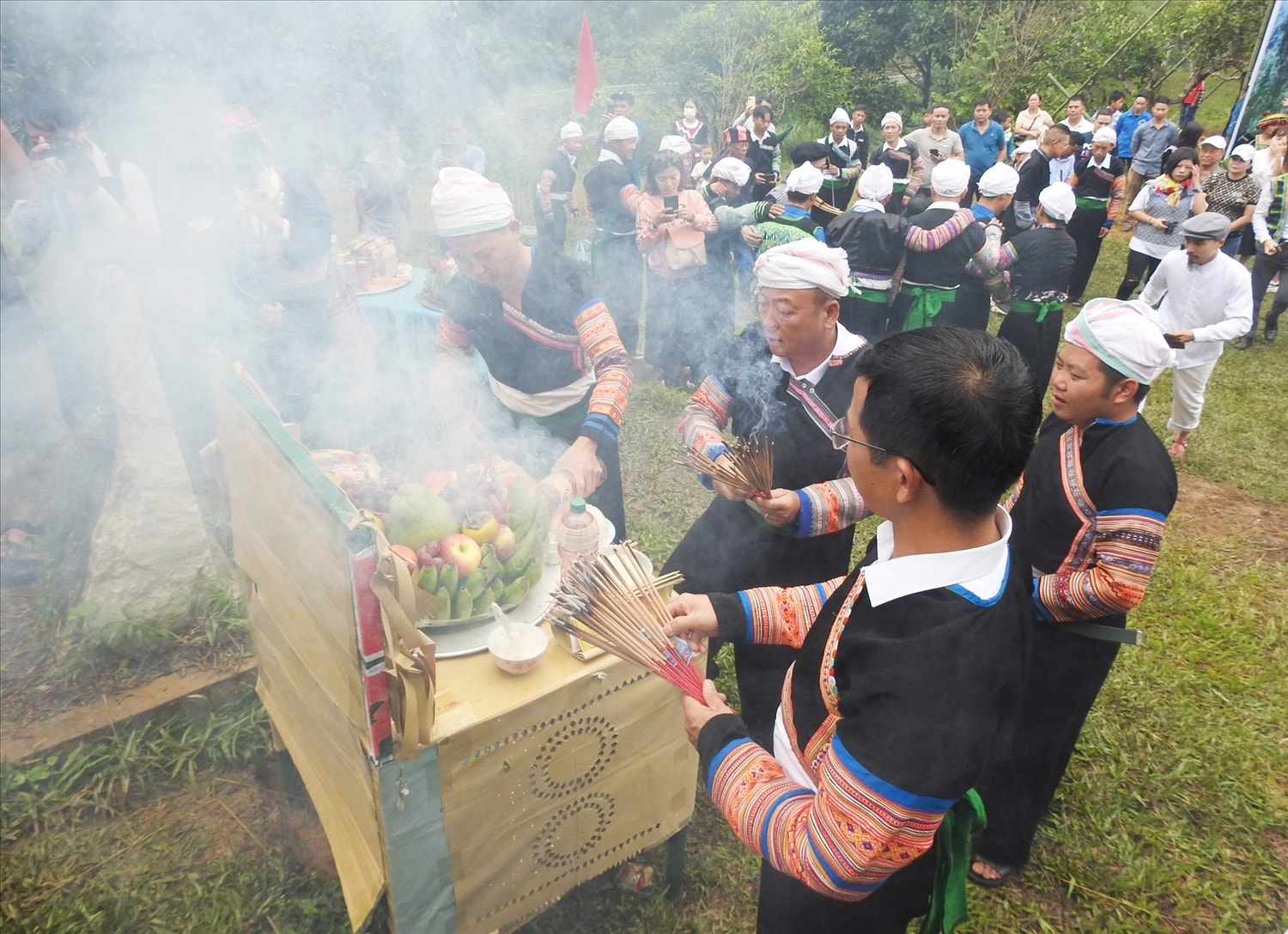 Lễ cúng tôn vinh cây trà Shan Tuyết cổ thụ Suối Giàng Lễ cúng tôn vinh cây trà Shan Tuyết cổ thụ Suối Giàng