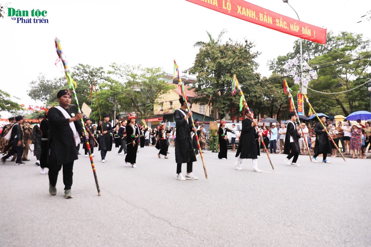 Những màn diễn diễu đậm sắc màu văn hóa các dân tộc Những màn diễn diễu đậm sắc màu văn hóa các dân tộc