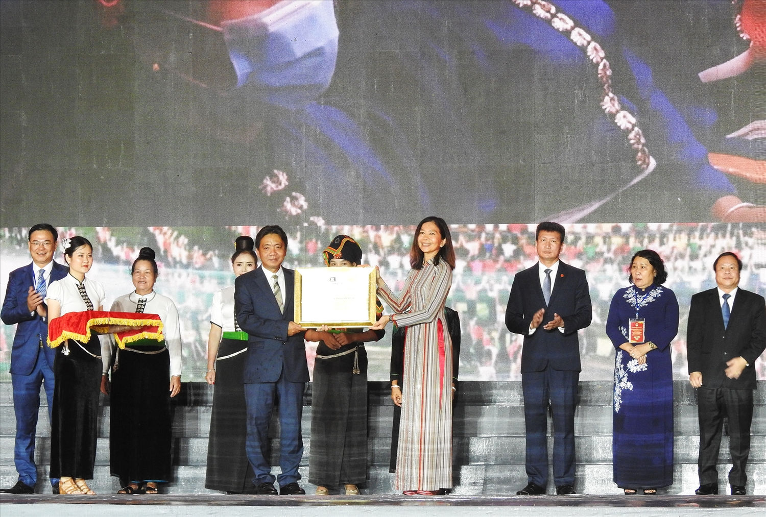 Bà Pauline Tamesis - Điều phối viên Thường trú Liên Hợp quốc tại Việt Nam trao Bằng Ghi danh cho lãnh đạo tỉnh Yên Bái Bà Pauline Tamesis - Điều phối viên Thường trú Liên Hợp quốc tại Việt Nam trao Bằng Ghi danh cho lãnh đạo tỉnh Yên Bái