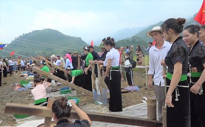 Các đội hăng hái tham gia Hội thi giã cốm Các đội hăng hái tham gia Hội thi giã cốm