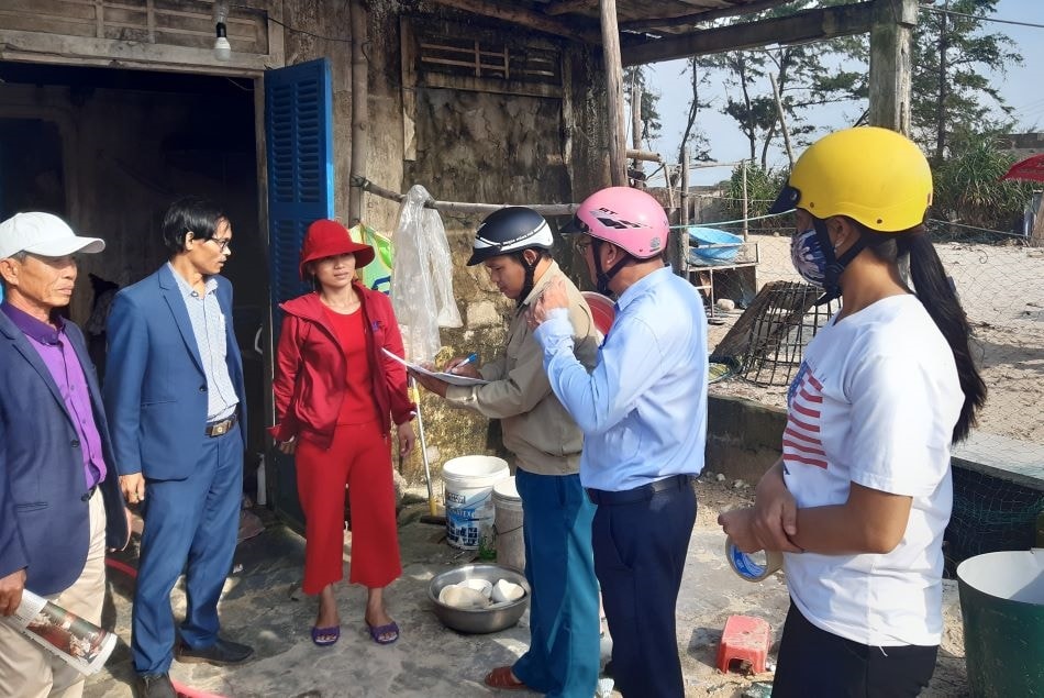 Lãnh đạo xã Phú Thuận (huyện Phú Vang, tỉnh Thừa Thiên Huế) trực tiếp đến các hộ dân, đề nghị bà con gia cố, giằng chống nhà cửa, chủ động di dời đến nơi an toàn trước khi bão đổ bộ vào đất liền. Lãnh đạo xã Phú Thuận (huyện Phú Vang, tỉnh Thừa Thiên Huế) trực tiếp đến các hộ dân, đề nghị bà con gia cố, giằng chống nhà cửa, chủ động di dời đến nơi an toàn trước khi bão đổ bộ vào đất liền.