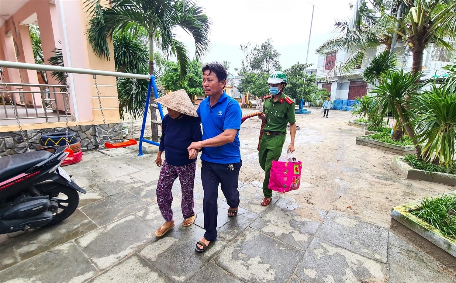 Đà Nẵng hoàn thành sơ tán hàng chục nghìn người dân đến nơi an toàn tránh bão số 13 (Ảnh Huy Đạt) Đà Nẵng hoàn thành sơ tán hàng chục nghìn người dân đến nơi an toàn tránh bão số 13 (Ảnh Huy Đạt)