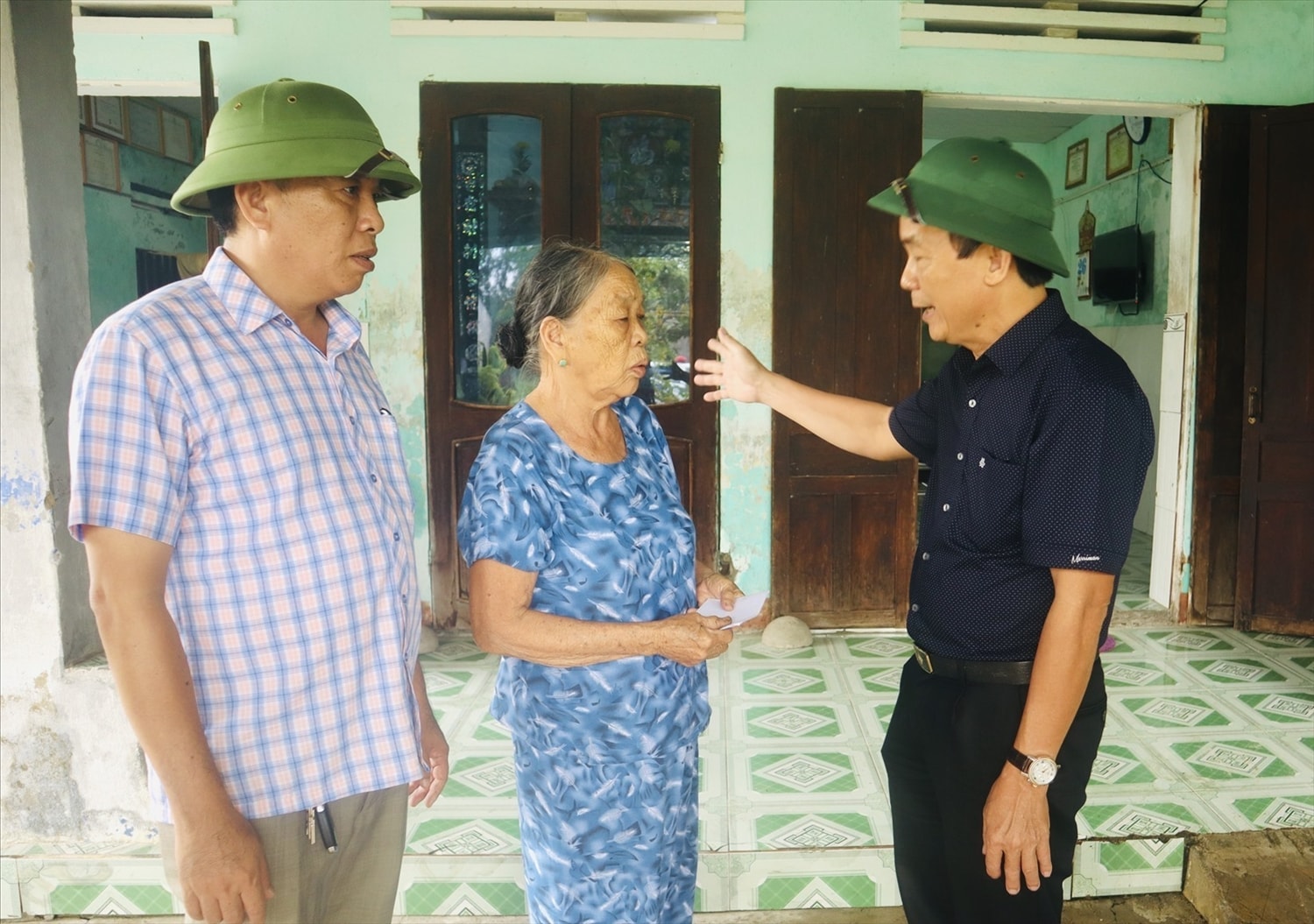 Lãnh đạo UBND huyện Duy Xuyên động viên người dân trước giờ sơ tán. Ảnh: Quốc Tuấn Lãnh đạo UBND huyện Duy Xuyên động viên người dân trước giờ sơ tán. Ảnh: Quốc Tuấn