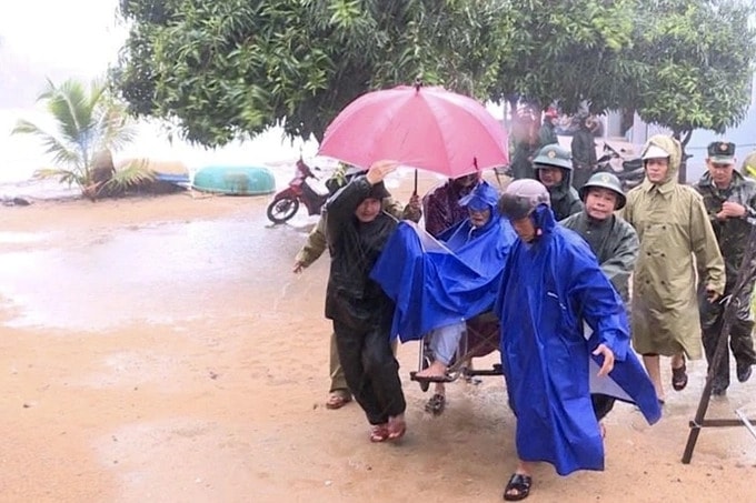 Tỉnh Quảng Ngãi lên phương án di dời trên 84 nghìn dân trước khi bão số 4 đổ bộ vào đất liền (Ảnh: Quốc Triều). Tỉnh Quảng Ngãi lên phương án di dời trên 84 nghìn dân trước khi bão số 4 đổ bộ vào đất liền (Ảnh: Quốc Triều).