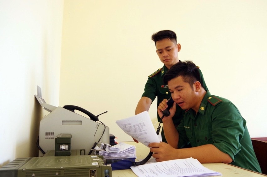 Bộ đội Biên phòng Bình Thuận kết nối với các tàu thuyền đang hoạt động trên biển. Ảnh TT. Bộ đội Biên phòng Bình Thuận kết nối với các tàu thuyền đang hoạt động trên biển. Ảnh TT.