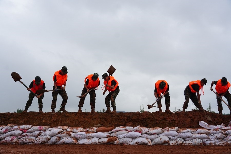Binh lính và sĩ quan gia cố đê sông Trường Giang để ngăn lũ lụt ở huyện Poyang, tỉnh Giang Tây, miền đông Trung Quốc (Tân Hoa xã / Zhou Mi)