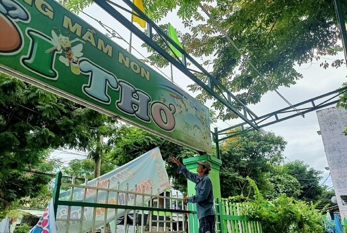 Các trường học ở Đà Nẵng khẩn trương chằng chống, bảo vệ trường lớp trước khi bão đổ bộ. Ảnh: AN