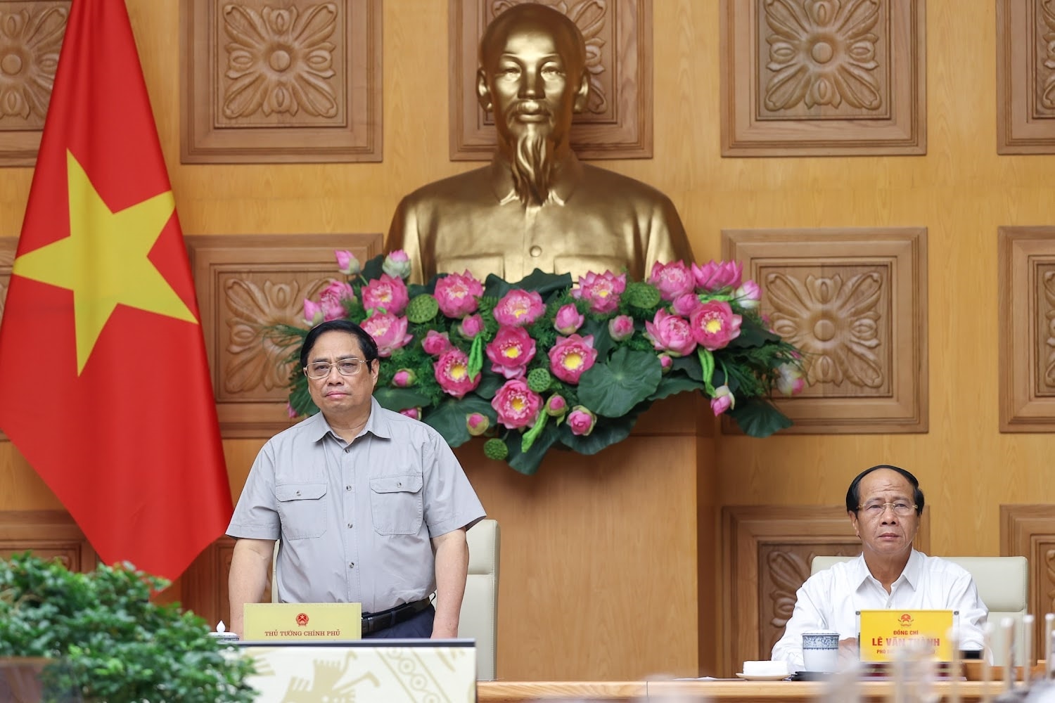 Thủ tướng Chính phủ Phạm Minh Chính, Phó Thủ tướng Lê Văn Thành, Trưởng Ban Chỉ đạo Trung ương về phòng chống thiên tai, chủ trì cuộc họp khẩn ứng phó với bão số 4 sáng 27/9 - Ảnh: VGP/Nhật Bắc