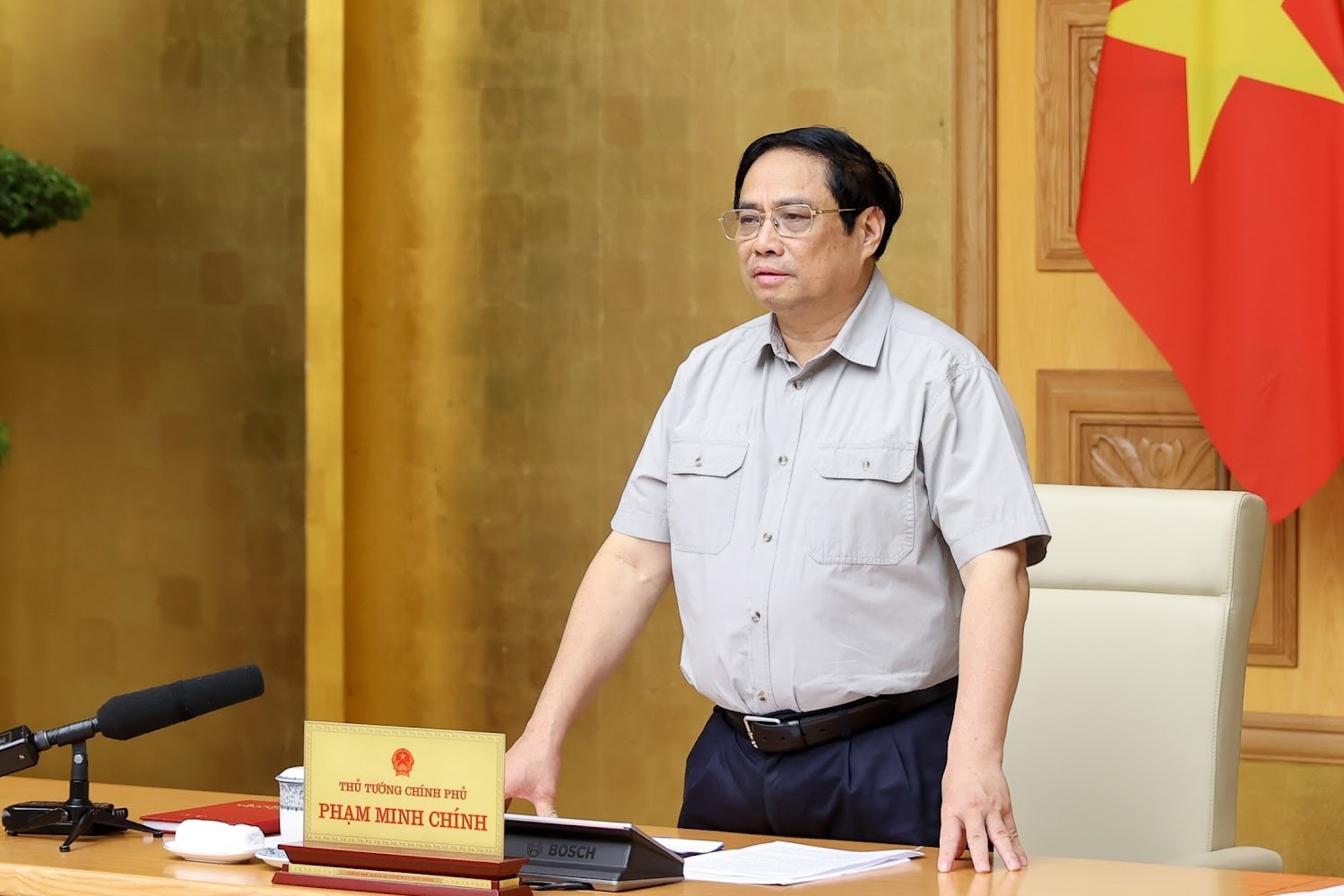 Thủ tướng nhấn mạnh: Phải có phương án giảm thiểu tối đa thiệt hại về người, tài sản, di sản, điều kiện, sinh kế của người dân; phải bảo vệ tính mạng, tài sản người dân ngay từ khi bão chưa đổ bộ bởi 