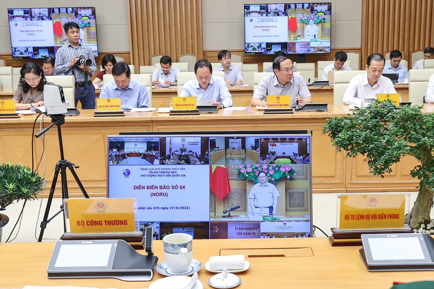 Cuộc họp được kết nối trực tuyến tới 8 địa phương khu vực Trung Bộ và Tây Nguyên có khả năng chịu ảnh hưởng của bão - Ảnh: VGP/Nhật Bắc