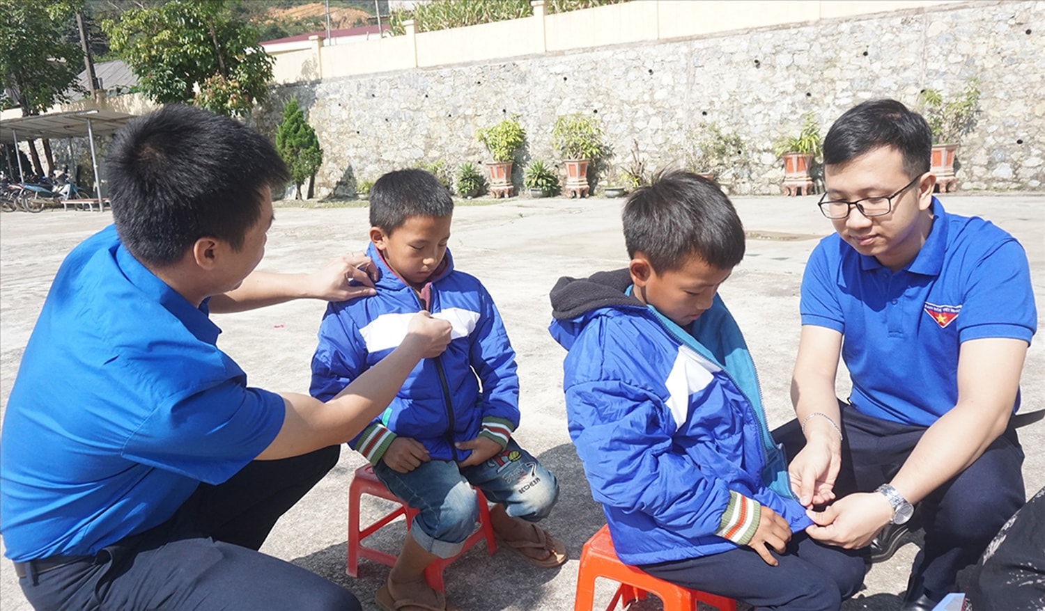Những chiếc áo ấm góp phần giúp các em học sinh vùng cao vượt qua mùa đông giá lạnh