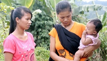 Cô gái Hồ Thị Se, người Bhnoong (bế con bên phải), xã vùng cao Phước Thành mới 21 tuổi, đã có 3 con.