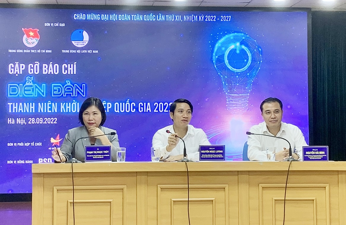 Các đại biểu dự và chủ trì buổi Họp báo