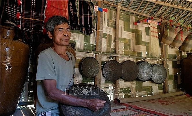 Nghệ nhân Điểu K’Bôi đánh bài chiêng mừng nhà mới mỗi khi có khách quý ghé thăm