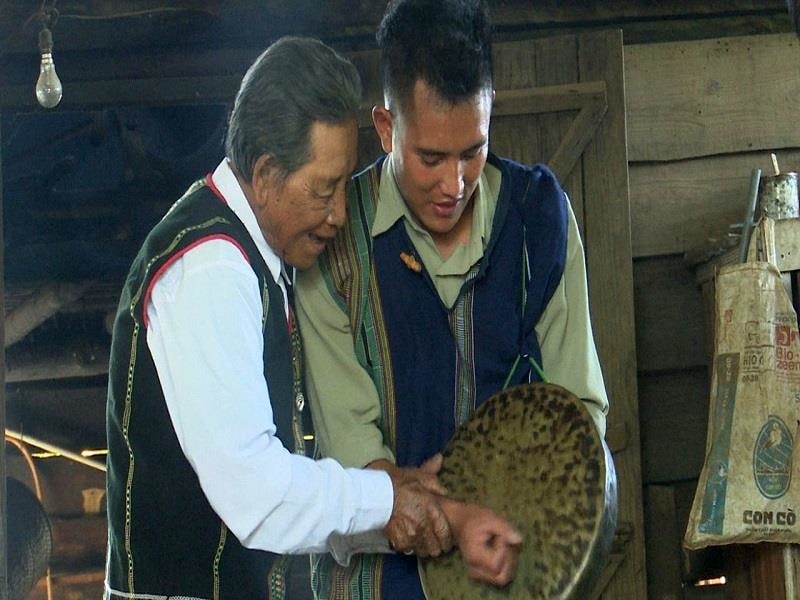 Nghệ nhân, Già làng Ha Liêng truyền dạy cho thế hệ trẻ về kỹ năng đánh cồng chiêng 