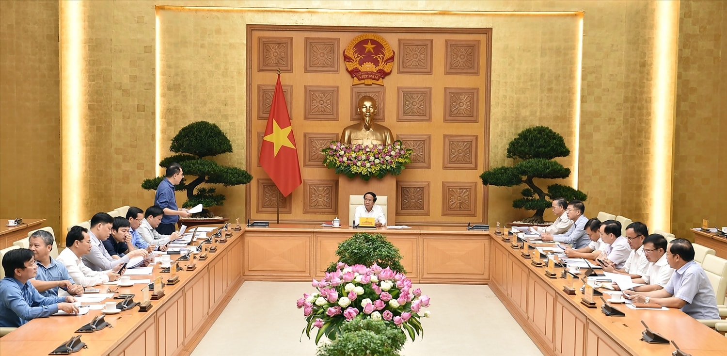 Phó Thủ tướng Lê Văn Thành nghe Thứ trưởng Bộ Công Thương Đặng Hoàng An báo cáo tình hình triển khai các dự án điện - Ảnh VGP/Đức Tuân Phó Thủ tướng Lê Văn Thành nghe Thứ trưởng Bộ Công Thương Đặng Hoàng An báo cáo tình hình triển khai các dự án điện - Ảnh VGP/Đức Tuân