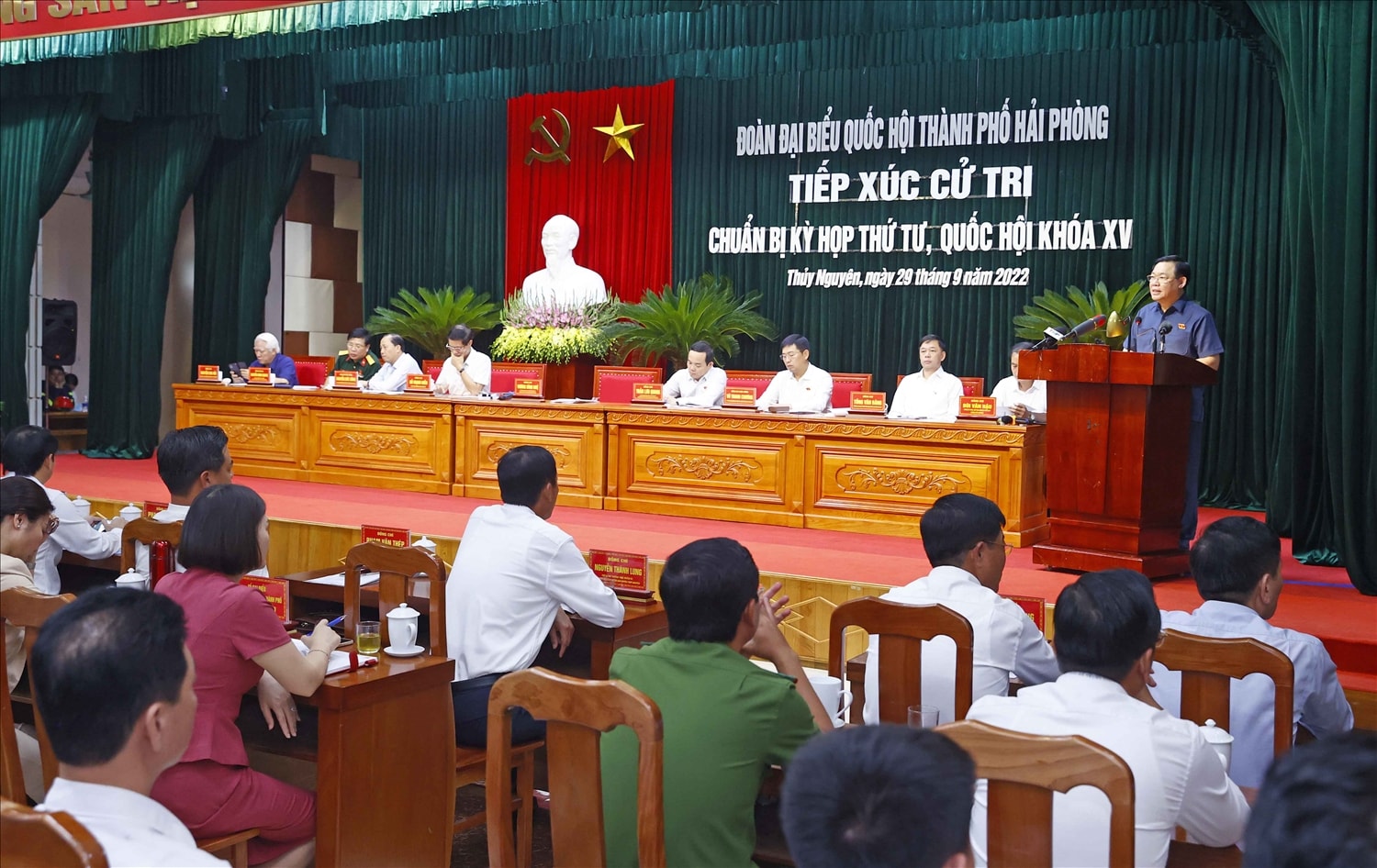 Quang cảnh buổi tiếp xúc cử tri
