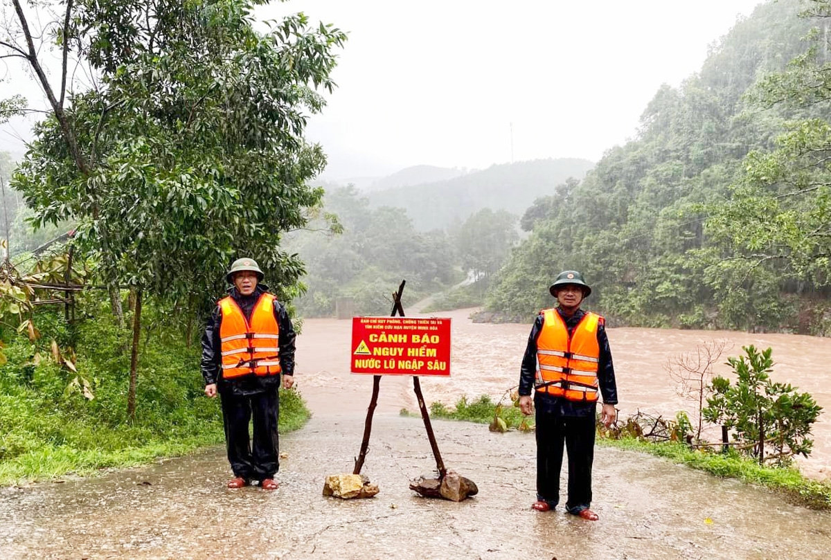 Hiện ở tràn K- Định, trên đường vào bản Tà Rà (xã Dân Hóa) nước vẫn đang chảy xiết, lực lượng chức năng đã cấm đường 
