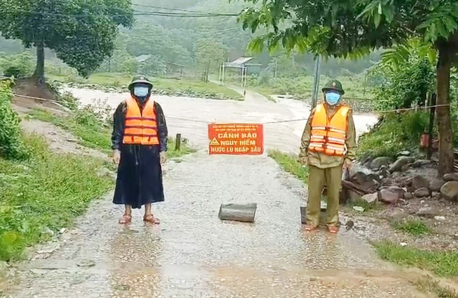 Ngầm tràn vào bản K-Ai, tổ công tác ở địa phương đã lập Barie để bảo đảm an toàn cho người đi đường 