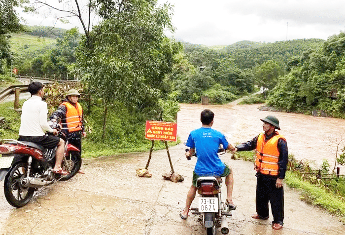 Các tổ công tác kiên quyết không cho người dân qua ngầm, tràn ngậm nước chảy xiết 