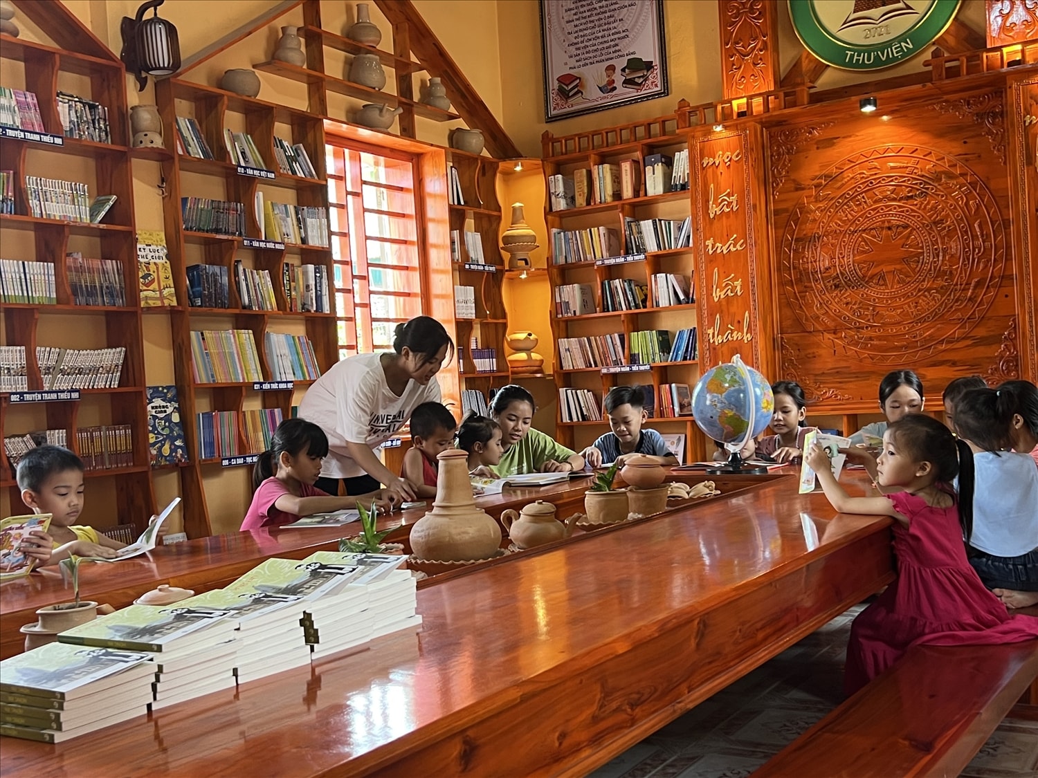 Ngoài quản lí thư viện, các em lớn tuổi còn có trách nhiệm trợ giúp, hướng dẫn các em nhỏ chọn sách