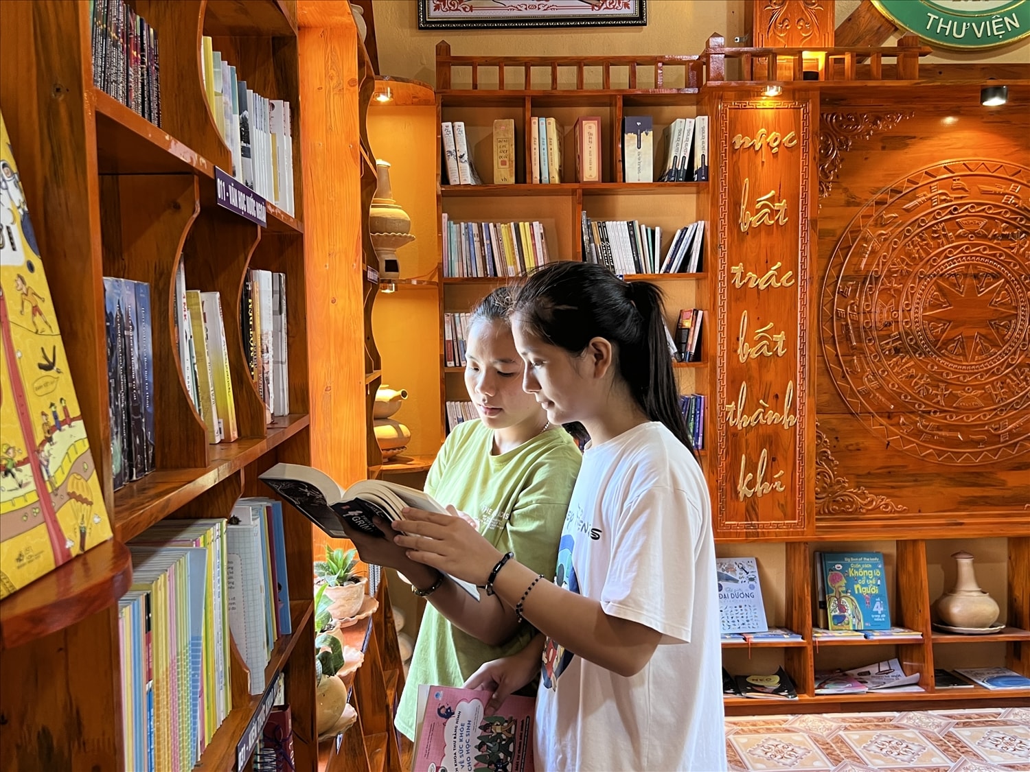 Trẻ em được thoải mái chọn sách yêu thích