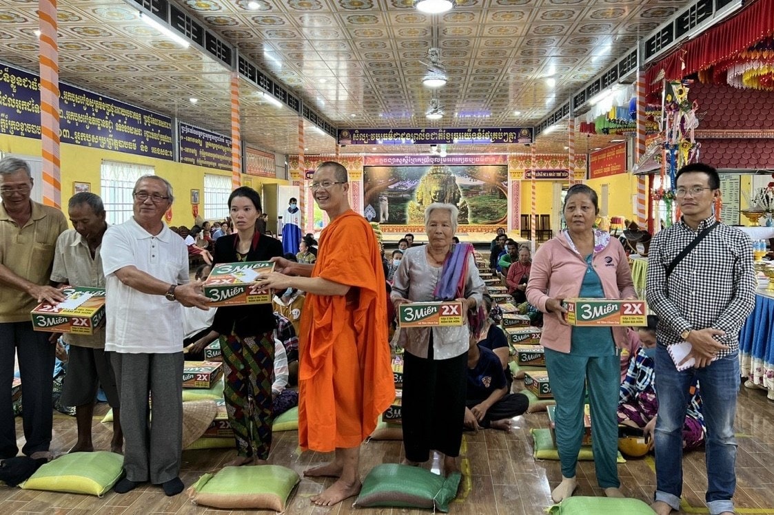 Thượng tọa Danh Nâng - Phó Chủ tịch kiêm Chánh Thư ký Hội Đoàn kết sư sãi yêu nước tỉnh Kiên Giang, Trụ trì chùa Thứ Năm trao quà cho đồng bào Khmer khó khăn dịp lễ Sene Dolta Thượng tọa Danh Nâng - Phó Chủ tịch kiêm Chánh Thư ký Hội Đoàn kết sư sãi yêu nước tỉnh Kiên Giang, Trụ trì chùa Thứ Năm trao quà cho đồng bào Khmer khó khăn dịp lễ Sene Dolta