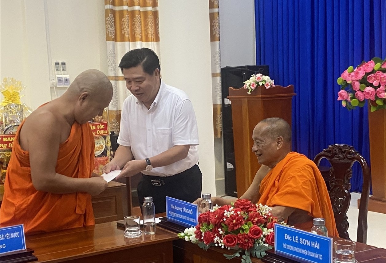 Thứ trưởng, Phó Chủ nhiệm Ủy ban Dân tộc Lê Sơn Hải tặng quà cho đồng bào Khmer dịp lễ Sene Dolta Thứ trưởng, Phó Chủ nhiệm Ủy ban Dân tộc Lê Sơn Hải tặng quà cho đồng bào Khmer dịp lễ Sene Dolta