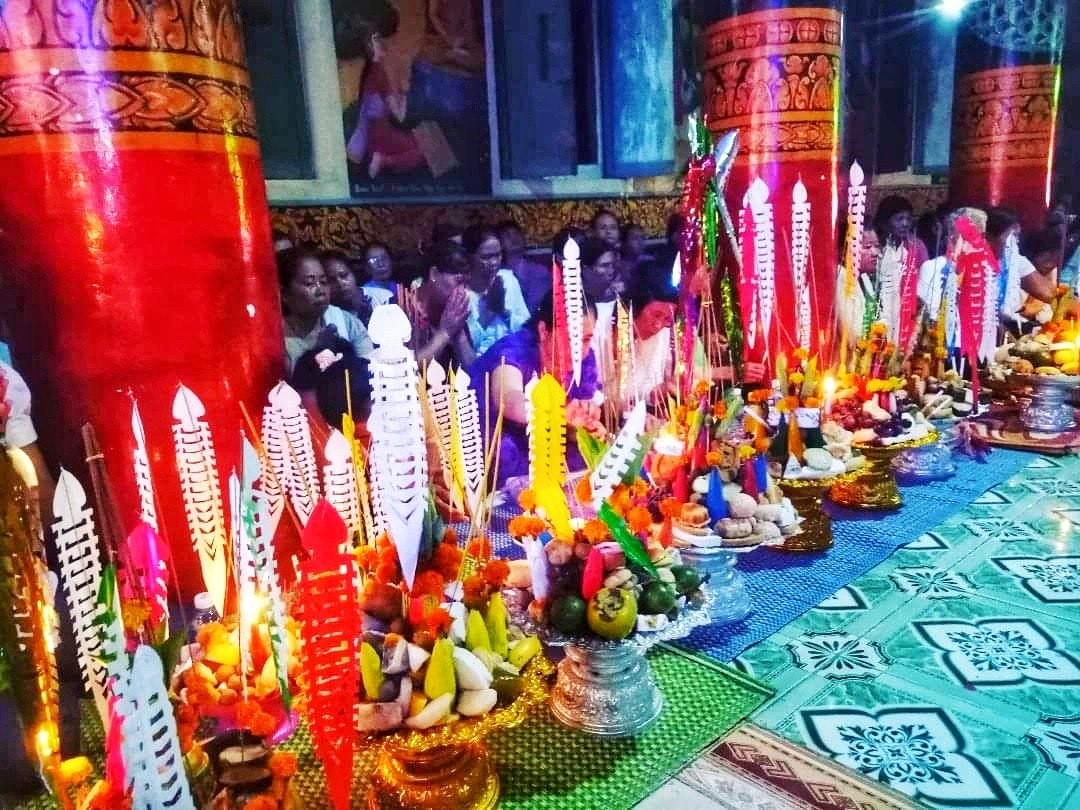 Các phật tử đến chùa để dâng cơm, dâng hương Dịp lễ Sene Dolta, các phật tử đến chùa để dâng cơm, dâng hương
