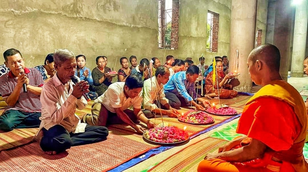 Mâm lễ vật dâng lên cúng tổ tiên tại chùa được các phật tử chuẩn bị rất chu đáo Mâm lễ vật dâng lên cúng tổ tiên tại chùa được các phật tử chuẩn bị rất chu đáo