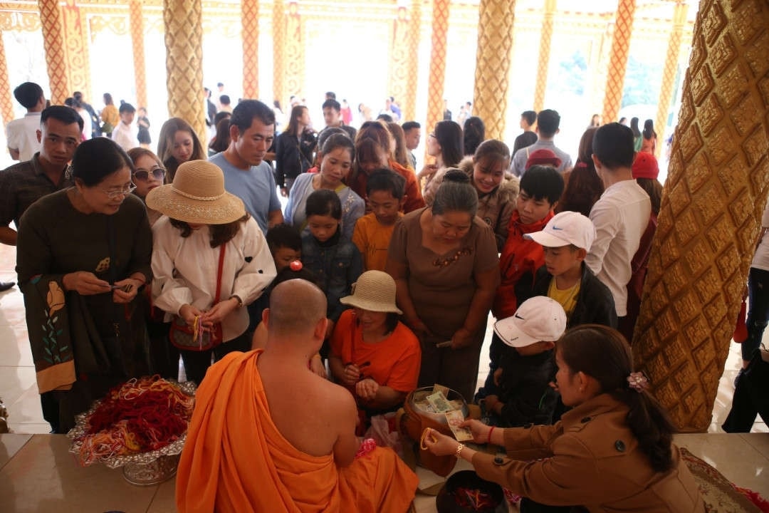 Vào dịp Tết cổ truyền, nhiều người Việt lại sang ngôi chùa Ka Rôn để cầu may mắn Vào dịp Tết cổ truyền, nhiều người Việt lại sang ngôi chùa Ka Rôn để cầu may mắn