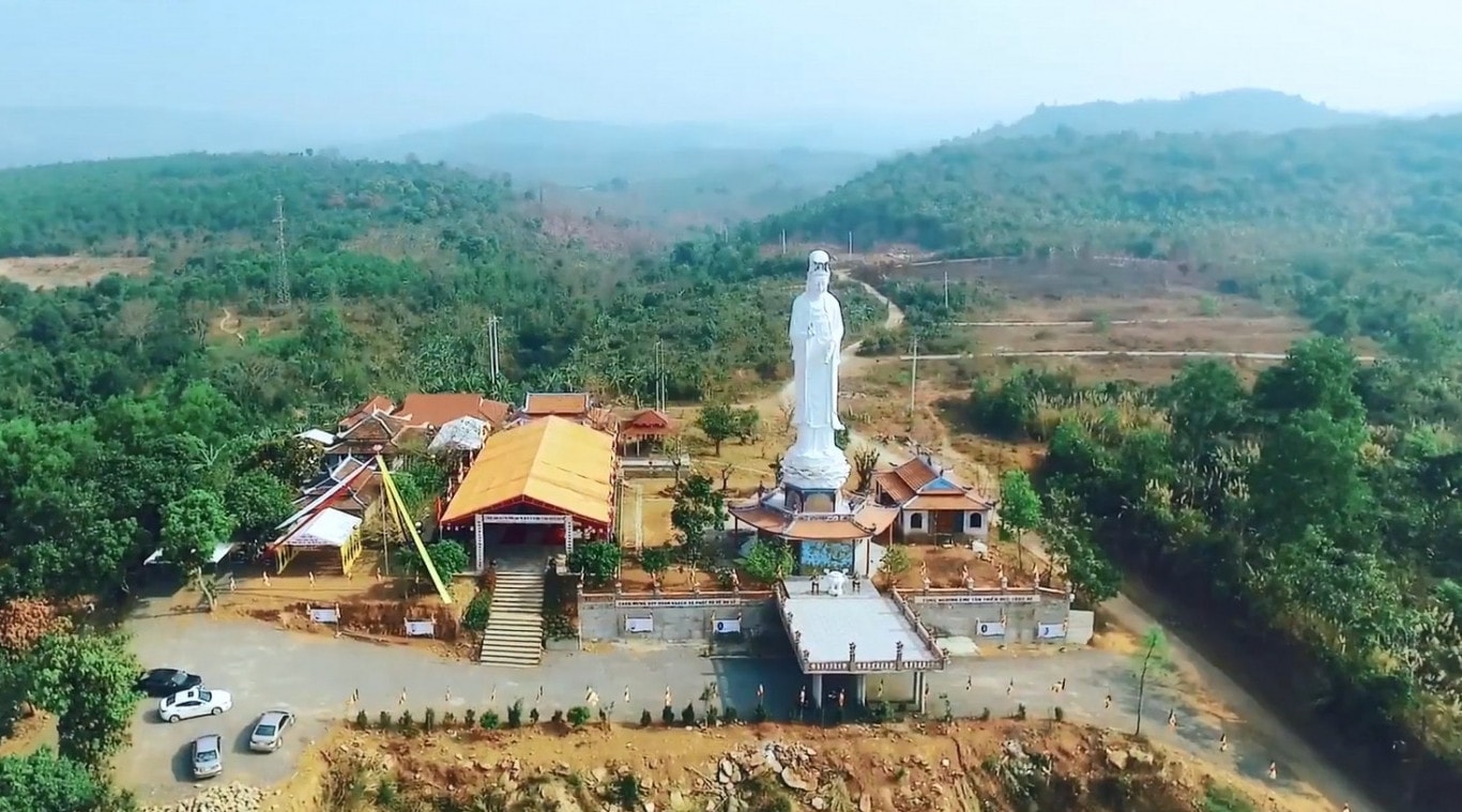 Nhiều người ví, bức tượng Quan Âm Bồ tát ở chùa Sơn Thành trên chốn non ngàn này tựa như ngọn hải đăng chỉ lối cho họ. Toàn cảnh chùa Sơn Thành nằm trên một ngọn đồi sát Quốc lộ 9