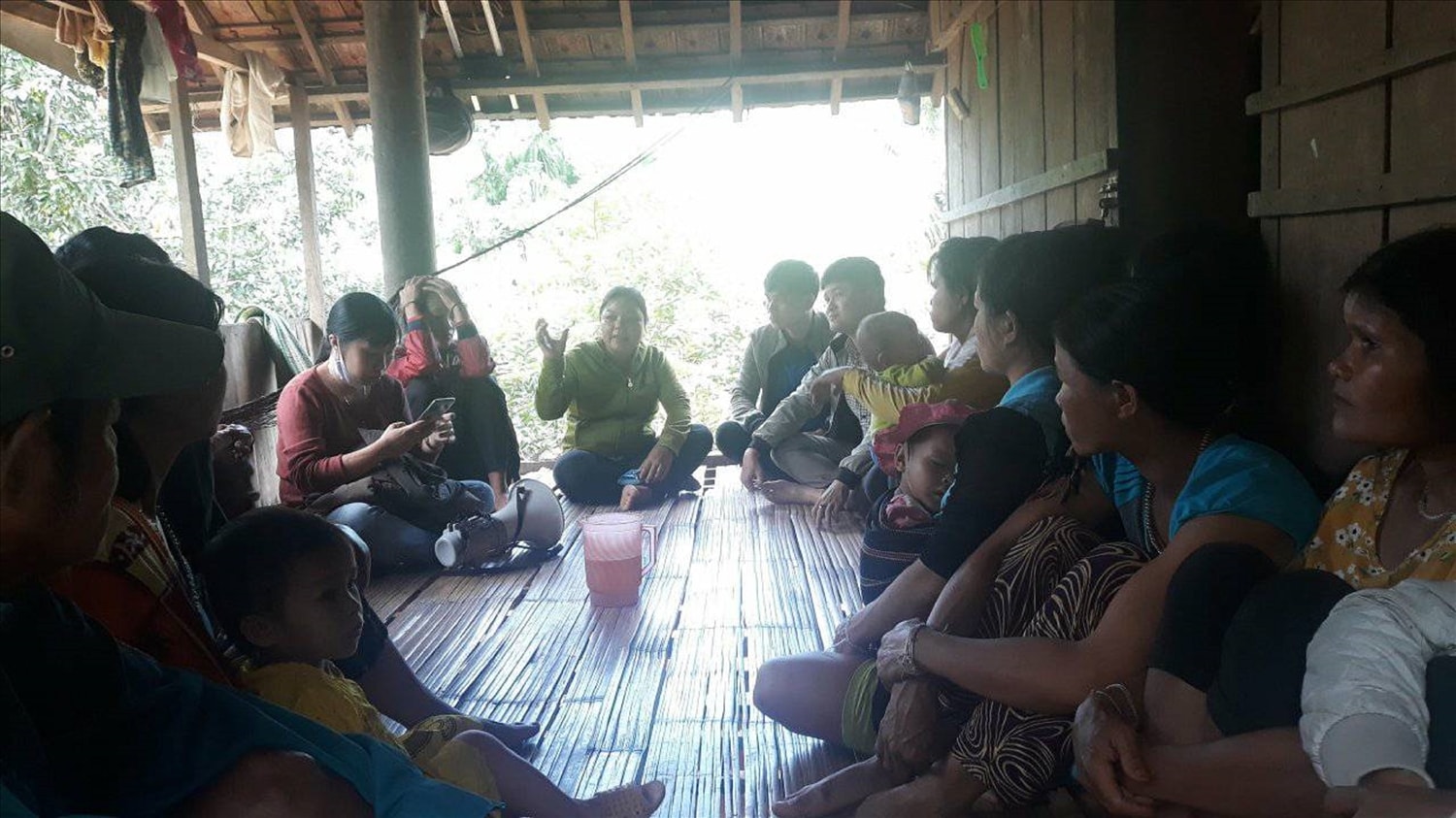 Người dân ở thôn Ra Manh tích cực trong những buổi tuyên truyền vận động xây dựng thôn làng kiểu mẫu ở địa phương