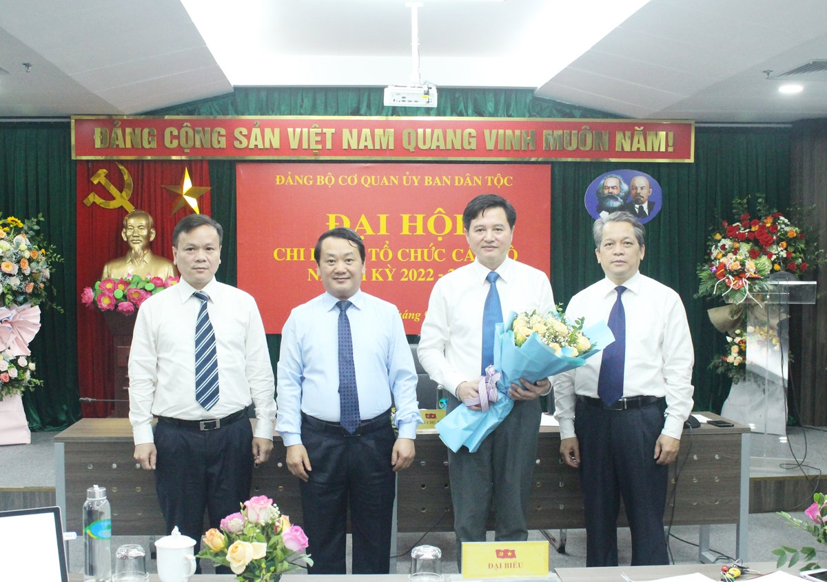 Đồng chí Hầu A Lềnh - Ủy viên Ban Chấp hành Trung ương Đảng, Bí thư Ban Cán sự đảng, Bộ trưởng, Chủ nhiệm UBDT chúc mừng cấp ủy Chi bộ Vụ Tổ chức cán bộ nhiệm kỳ 2022 - 2025 Đồng chí Hầu A Lềnh - Ủy viên Ban Chấp hành Trung ương Đảng, Bí thư Ban Cán sự đảng, Bộ trưởng, Chủ nhiệm UBDT chúc mừng cấp ủy Chi bộ Vụ Tổ chức cán bộ nhiệm kỳ 2022 - 2025