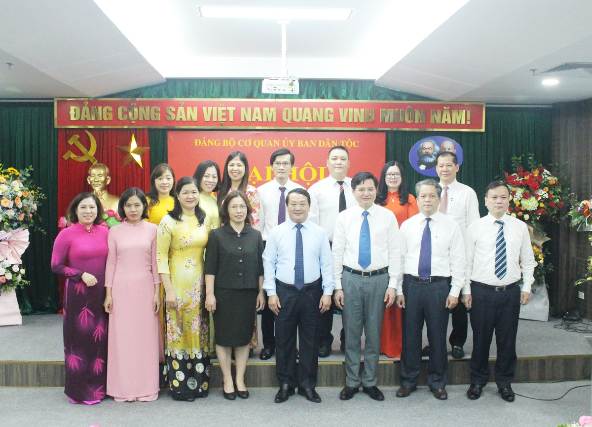 Đồng chí Hầu A Lềnh - Ủy viên Ban Chấp hành Trung ương Đảng, Bí thư Ban Cán sự đảng, Bộ trưởng, Chủ nhiệm UBDT chụp ảnh lưu niệm cùng tập thể Chi bộ Vụ Tổ chức cán bộ Đồng chí Hầu A Lềnh - Ủy viên Ban Chấp hành Trung ương Đảng, Bí thư Ban Cán sự đảng, Bộ trưởng, Chủ nhiệm UBDT chụp ảnh lưu niệm cùng tập thể Chi bộ Vụ Tổ chức cán bộ