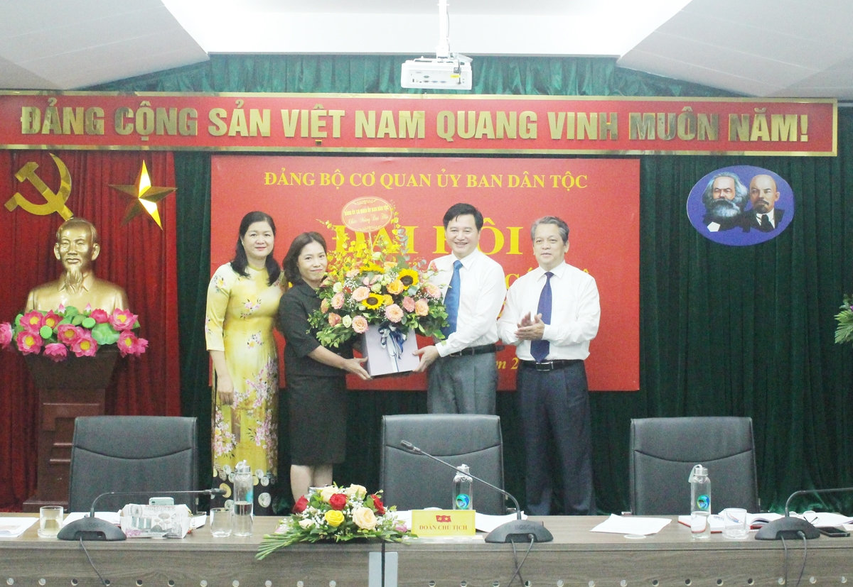Đồng chí Nguyễn Thu Minh - Phó Bí thư Thường trực Đảng ủy, Chánh Văn phòng Ban Cán sự đảng thay mặt Ban Thường vụ Đảng ủy cơ quan biểu dương và chúc mừng những kết quả mà Chi bộ Vụ Tổ chức cán bộ đạt được trong nhiệm kỳ vừa qua Đồng chí Nguyễn Thu Minh - Phó Bí thư Thường trực Đảng ủy, Chánh Văn phòng Ban Cán sự đảng thay mặt Ban Thường vụ Đảng ủy cơ quan biểu dương và chúc mừng những kết quả mà Chi bộ Vụ Tổ chức cán bộ đạt được trong nhiệm kỳ vừa qua