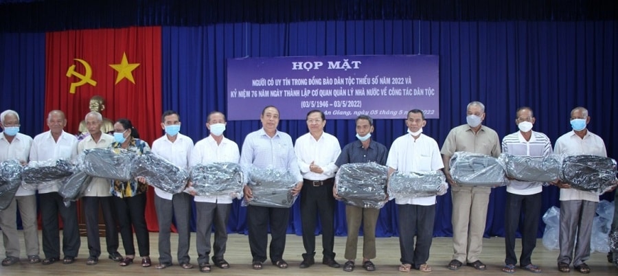 Trưởng Ban Dân tộc tỉnh Men Pholly tặng quà tri ân Người có uy tín trong đồng bào DTTS. Trưởng Ban Dân tộc tỉnh Men Pholly tặng quà tri ân Người có uy tín trong đồng bào DTTS.