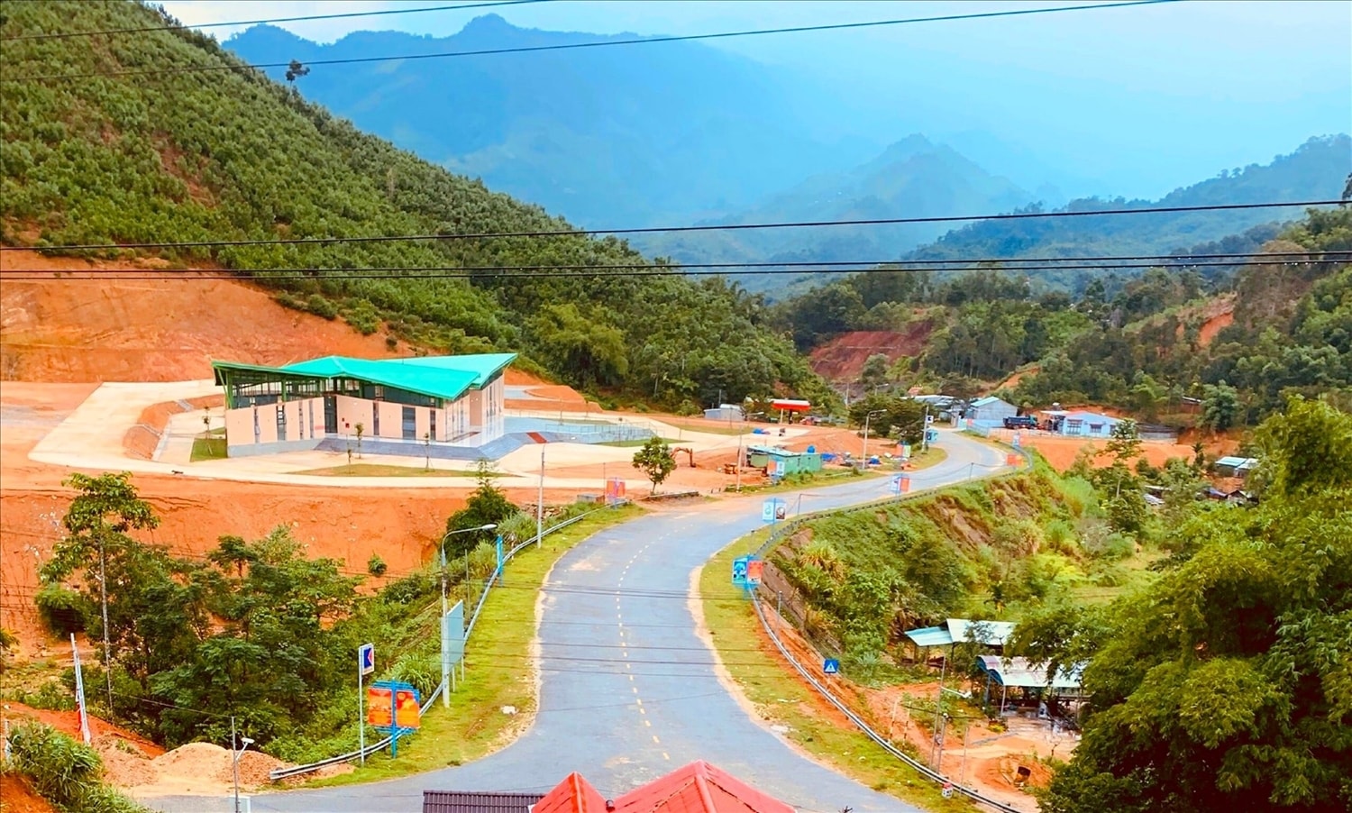 Từ Chương trình MTQG về xây dựng NTM, đến nay, 10/10 xã của huyện Nam Trà My đã có đường ô tô đến trung tâm