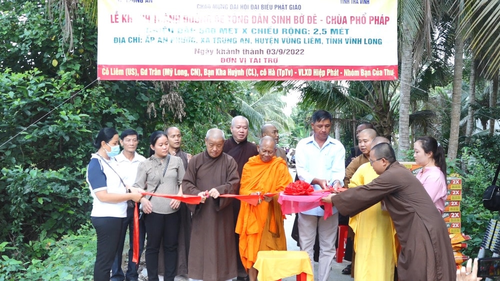 Hoà Thượng Thạch Sok Xane cùng các mạnh thường quân và chính quyền địa phương thực hiện nghi thức khánh thành
