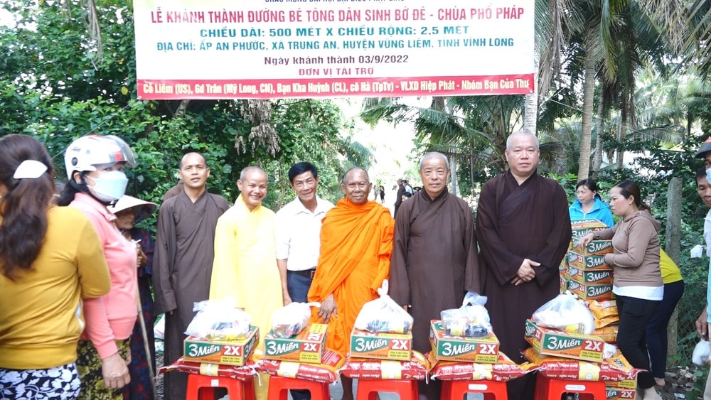 Ngoài việc khánh thành con đường mới Hội đoàn kết SSYN Trà Vinh còn trao quà cho hộ khó khăn