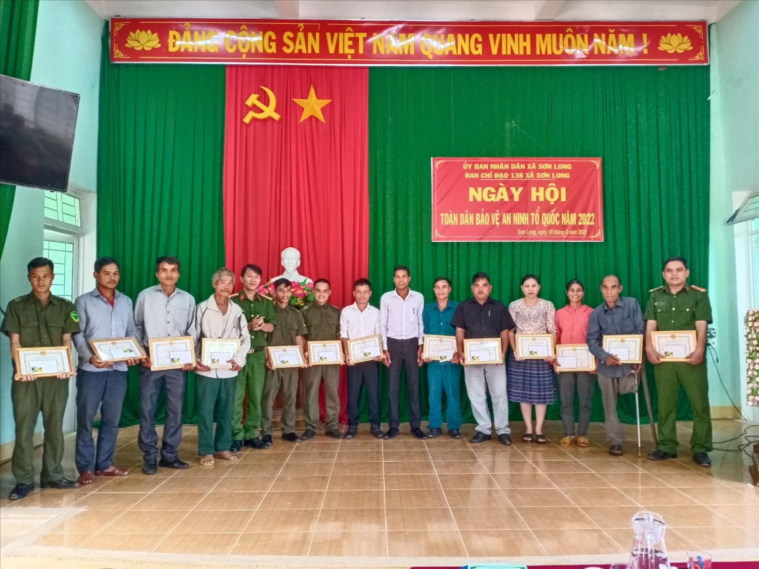Khen thưởng cho tập thể và cá nhân xuất sắc trong phong trào “Toàn dân bảo vệ an ninh Tổ quốc”. Khen thưởng cho tập thể và cá nhân xuất sắc trong phong trào “Toàn dân bảo vệ an ninh Tổ quốc”.
