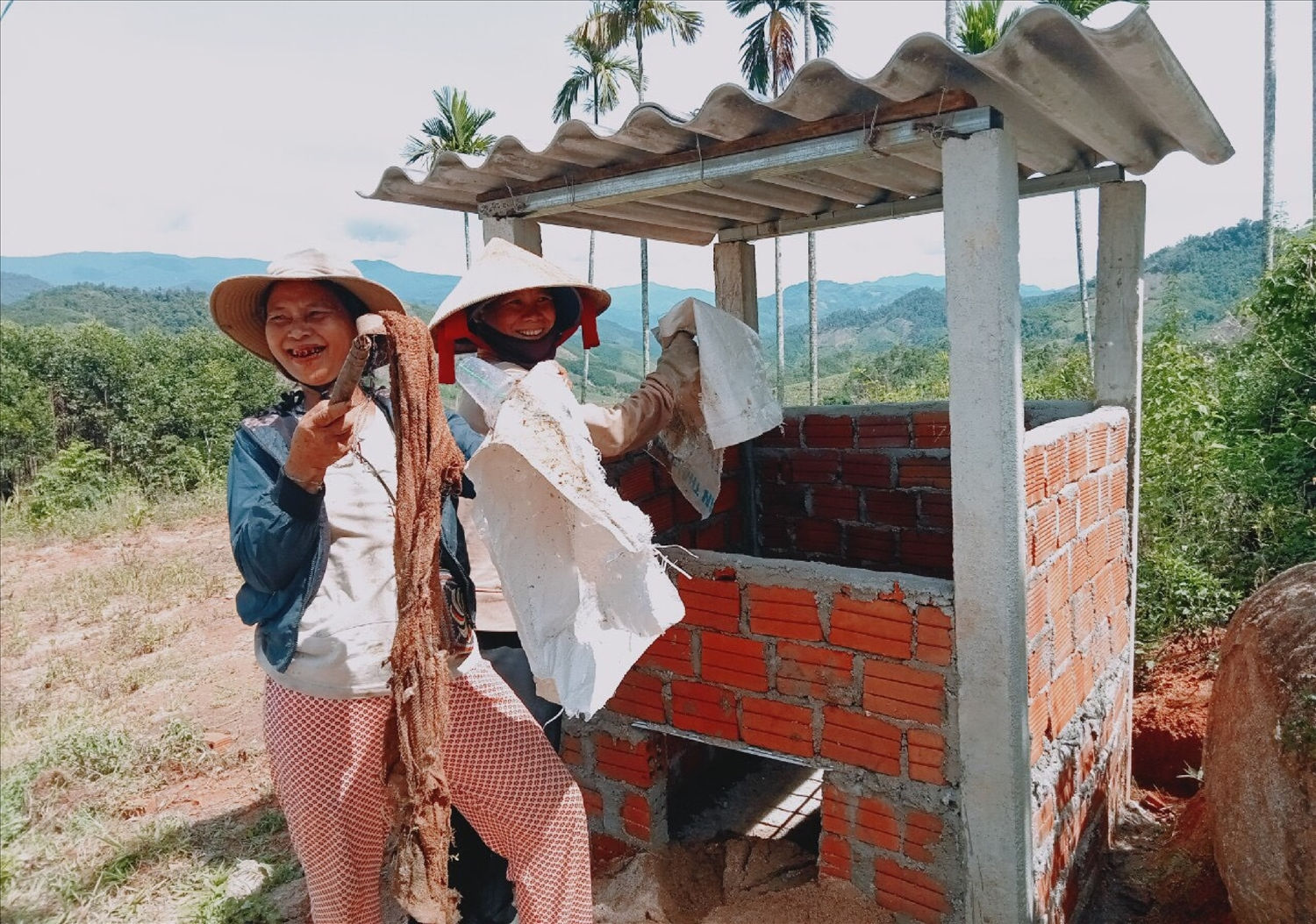 Người dân thu gom rác thải để xử lý tại lò đốt rác mini, cùng chung tay bảo vệ môi trường Người dân thu gom rác thải để xử lý tại lò đốt rác mini, cùng chung tay bảo vệ môi trường