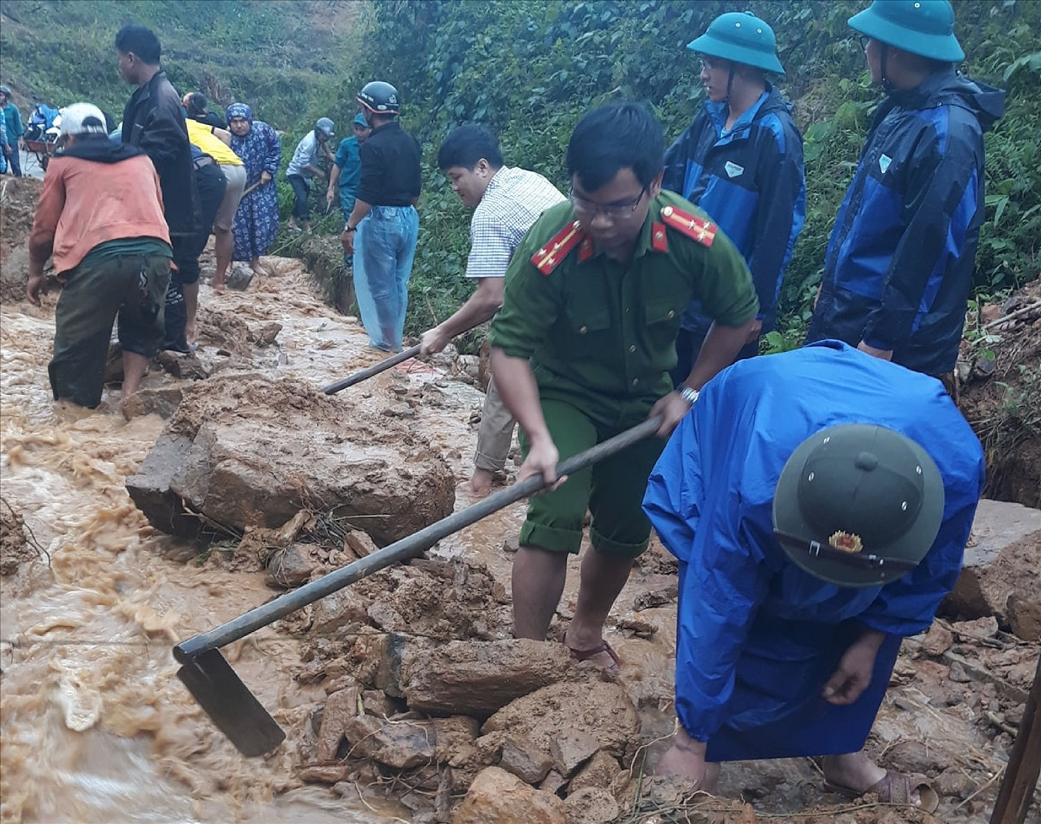 Thôn Ra Manh xây dựng mô hình Khu dân cư nông thôn kiểu mẫu về xây dựng đời sống văn hóa, văn minh gắn với nhiệm vụ bảo đảm an ninh, trật tự Thôn Ra Manh xây dựng mô hình Khu dân cư nông thôn kiểu mẫu về xây dựng đời sống văn hóa, văn minh gắn với nhiệm vụ bảo đảm an ninh, trật tự