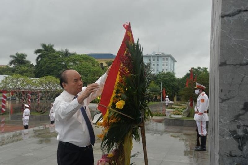 Chủ tịch nước Nguyễn Xuân Phúc dâng hoa tưởng niệm Tổng Bí thư Nguyễn Văn Linh, tại Đài tưởng niệm Tổng Bí thư Nguyễn Văn Linh, thành phố Hưng Yên tỉnh Hưng Yên