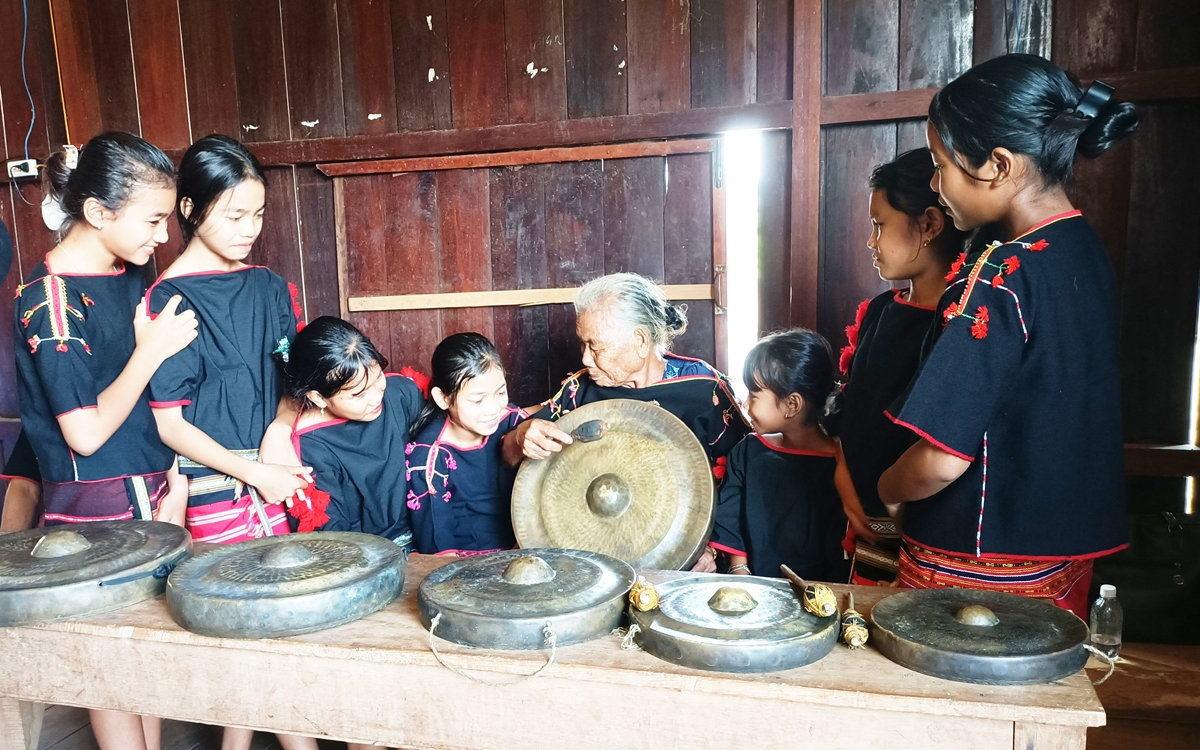 Đắk Lắk: Bế giảng, trao chứng nhận cho lớp truyền dạy cồng chiêng nữ Ê Đê Bih