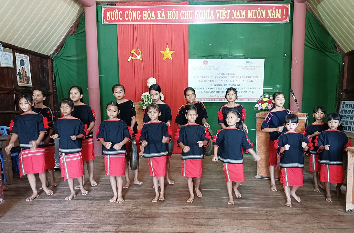 Các “nghệ nhân nhí” biểu diễn cồng chiêng, múa xoang với các bài chiêng cổ của dân tộc