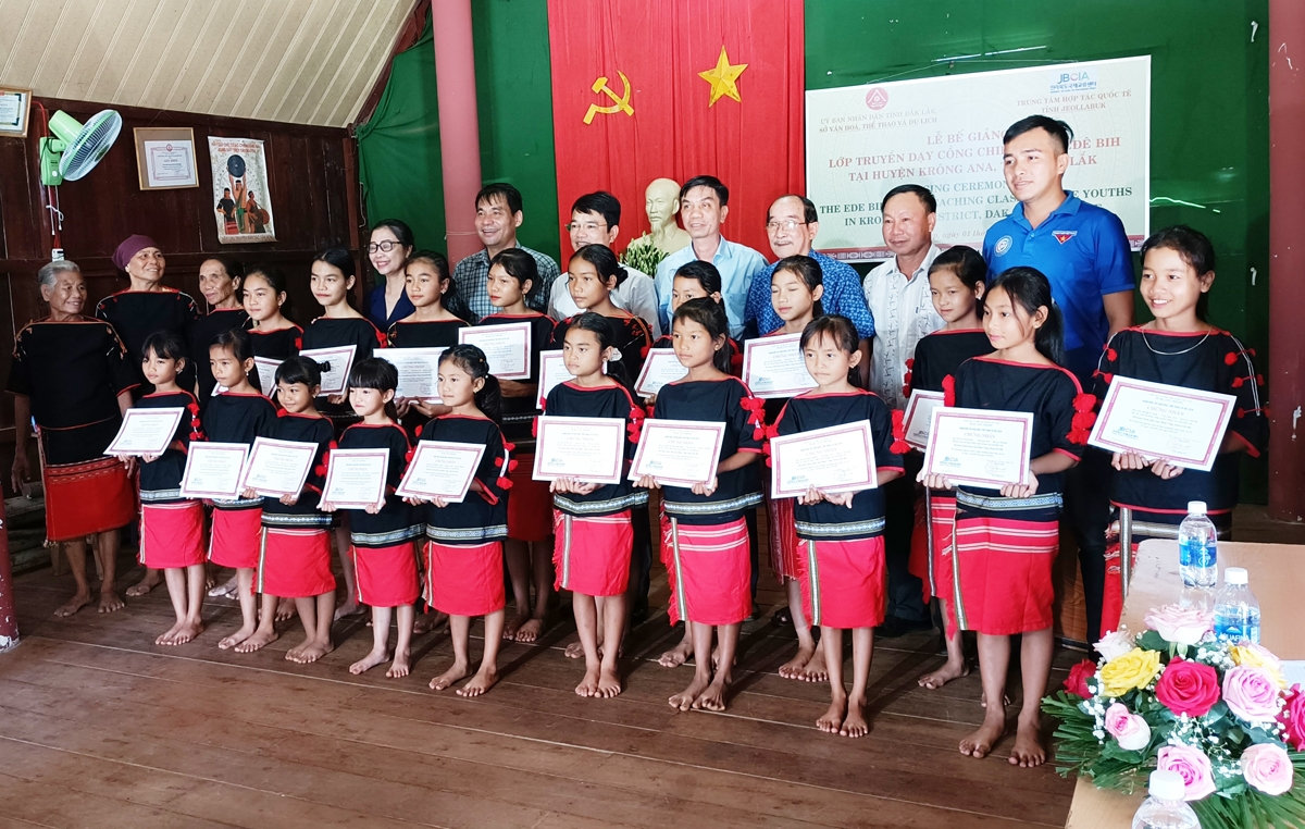 Ban tổ chức trao Giấy chứng nhận cho các học viên lớp truyền dạy cồng chiêng trẻ Ê Đê Bih 
