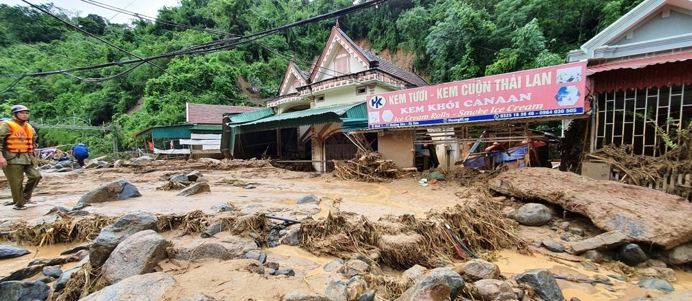 Bùn đất ngập đầy lối đi ở thị trấn Mường Xén