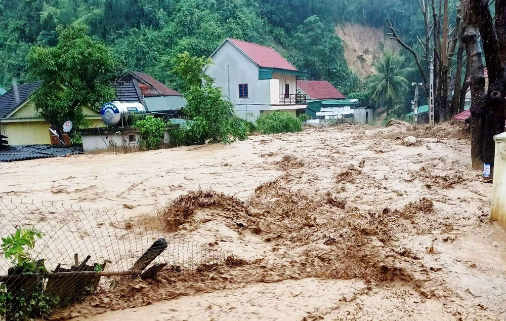 Công tác khắc phục gặp khó khăn do trời đang mưa to. (Ảnh CTV) Công tác khắc phục gặp khó khăn do trời đang mưa to. (Ảnh CTV)