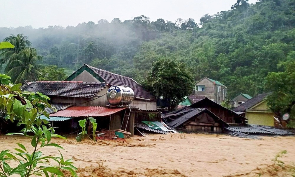 Nhiều đoạn đường ở thị trấn Mường xén ngập sâu. (Ảnh CTV) Nhiều đoạn đường ở thị trấn Mường xén ngập sâu. (Ảnh CTV)